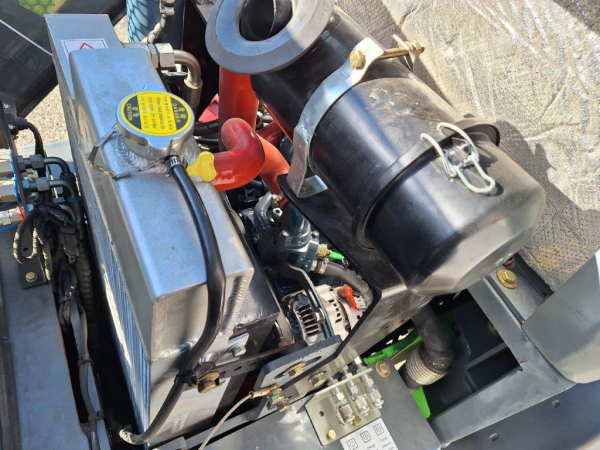 Hoflader L2312 und L2412 inkl. Schaufel und Staplerzinken